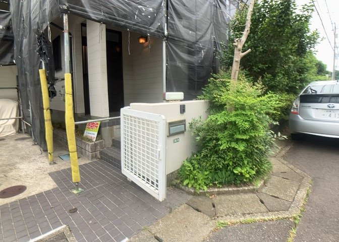 庭があることでガーデニングや家庭菜園はもちろん、こどもの遊び場やペットを放して遊ぶことができます。また、家の周囲に余裕があるということです。隣地との間があれば、十分な日当たりと、風通しが確保できます。