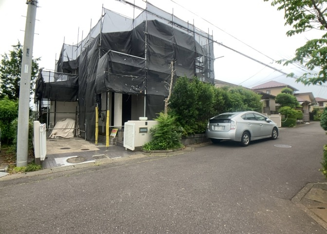 住宅用の土地では前面道路に2m以上接していなければならないと法律で定められています。しかし、お持ちの車のサイズやライフスタイルなどにより、2mでは利便が悪い場合もございますので、事前に確認しましょう。