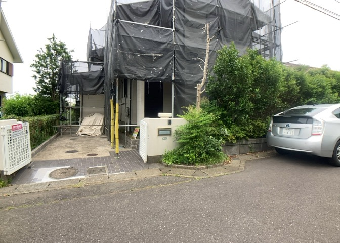 お持ちの車種によっては前面道路が広い方が便利でしょう。しかし、前面道路が広ければその分交通量が多くなるため、騒音などが気になる場合があります。実際に現地を見学し、周辺交通量や騒音などを確認しましょう！