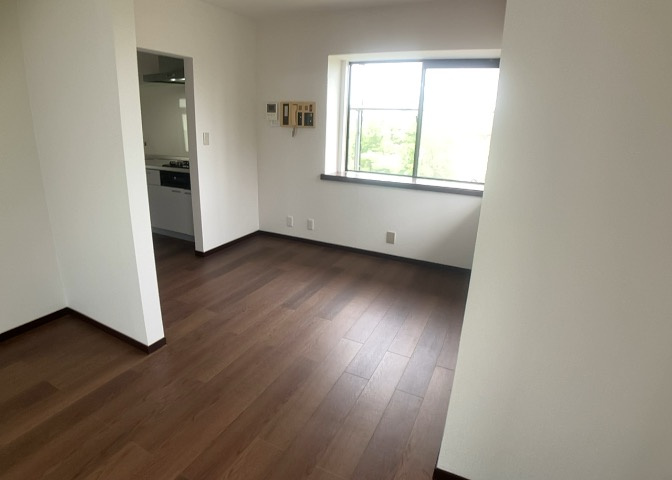 L型アイランドタイプは、キッチンからダイニングにもリビングにも目が行き届くので、とても使いやすい配置です。L字型独立タイプは、キッチンを独立させてるためLDKというよりもLDといった様なイメージです。