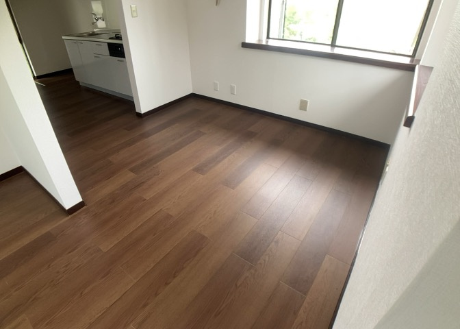 ダイニングは、食事や家族の団らんスペースとしてだけではなく、ほかの用途としても使用することができます。ダイニングテーブルを置き、食事のためのスペースを作ることでリビングとの差別化を図ることができます。