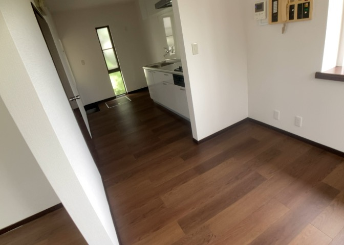 DKの物件でも広く見せたい方は、ダイニングスペースを広く使えるように工夫しましょう。低めのダイニングソファを置くと、家具の圧迫感が減り、広く見せることができ、ダイニングをリビングのように使用できます！