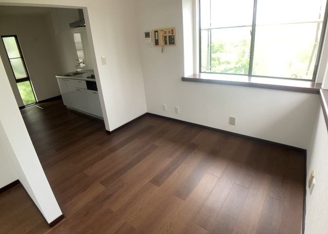 ダイニングとキッチンの間を扉や壁などで仕切らず、一体化させた間取りです。キッチンカウンターがついている物件ならば、食事をキッチンカウンターで取ることで、ダイニングスペースをリビングとして使用できます。