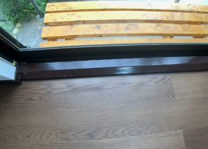 サッシは、ガラス窓に使用される金属製の窓枠です。一般的に住宅建築では、金属製建具工事の段階でガラス類・玄関などと同時に設置されます。種類や構造により断熱性能や遮音性能が異なるので現地でご確認ください。