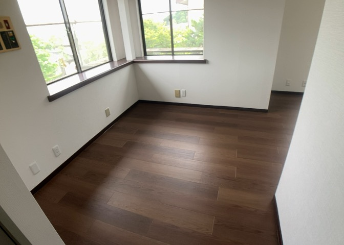 直線タイプはLとDKを一直線に並べた形で対面キッチンのタイプです。一般的なのでよく見かけるかもしれません。直線タイプに似た直接アイランドタイプは、キッチンとダイニングの間に壁がない分広く感じられます。