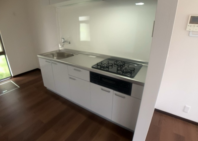 標準的なシステムキッチンの横幅は、165cm～300cm程度です。2100・2400・2550・2700などミリ単位で表記されます。普段どのように料理をするのかを想定しながら合ったサイズを選びましょう