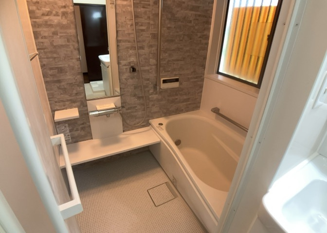 入浴時の快適さも大事なことですが、綺麗な状態を維持できなければ気持ちよく入浴できません。毎日の掃除が楽という点は大事なポイントになります！カビが生えにくく掃除がしやすい、壁や浴槽を選ぶといいでしょう。