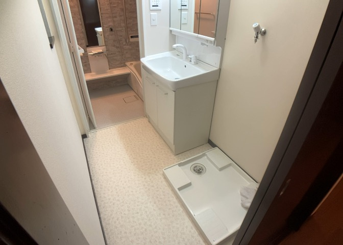 多くの戸建て住宅で見かける洗面脱衣所は、洗面台と洗濯機が2畳ほどのスペースに並べられていて、洗面所が脱衣所を兼ね備えている間取りが一般的です。お客様が利用することもある、パブリックな空間でもあります。