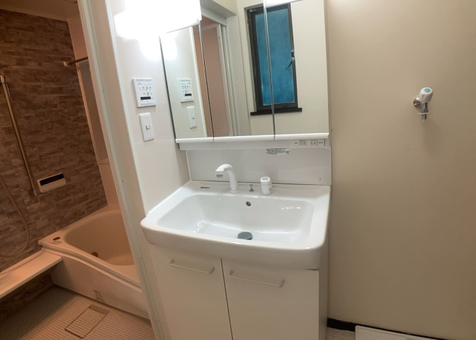 洗面化粧台では顔を洗ったり、身だしなみを整えることが本来の使い方ですが、用途によっては洗面化粧台に求められる機能が違ってくるため、ご自身や家族のライフスタイルに合ったものを選ぶことをおすすめ致します。