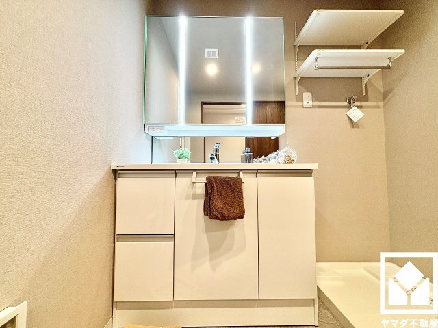 収納付きでスッキリお使い頂ける3面鏡の洗面台です。縦に2本配置されたLED照明が顔全体を明るく均等に照らしてくれるので、スキンケアやメイクがしやすくなります。