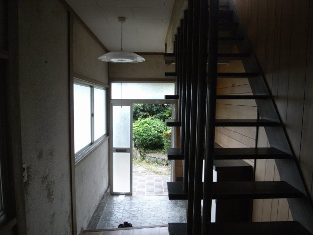 木製の階段は住まいに温かみを与えつつも、経年による使用感が見受けられます。リフォームによりデザイン性や安全性を高めれば、明るく開放的な玄関ホールの印象をさらに引き立てられるでしょう。