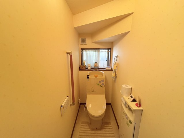 窓が設けられており、自然光を取り入れながら換気もしやすい造りとなっています。温水洗浄便座付きで、毎日快適にお使いいただけます。毎日使う場所だからこそ、使いやすさと居心地の良さに配慮されたトイレです。
