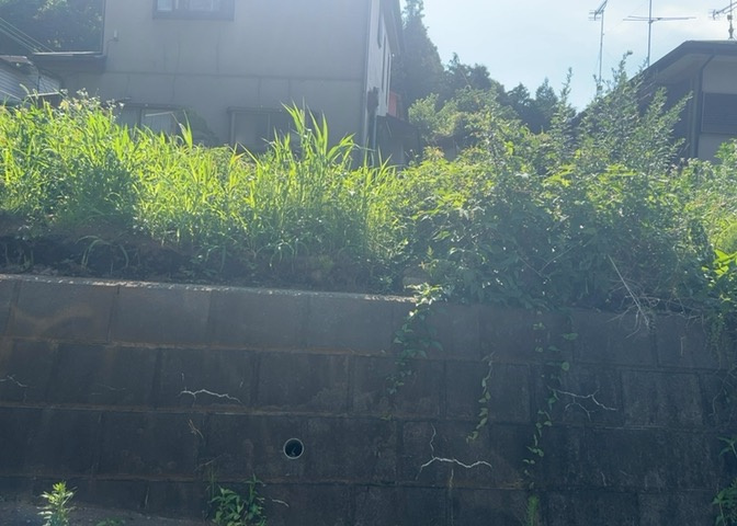 土地の形が極端に長細かったり、狭小地、あるいは道路との高低差がある傾斜地だった場合、後々売ろうとしても買い手がつかない場合もあります。後々、売却することになった時に価値の下がらない土地を選びましょう。