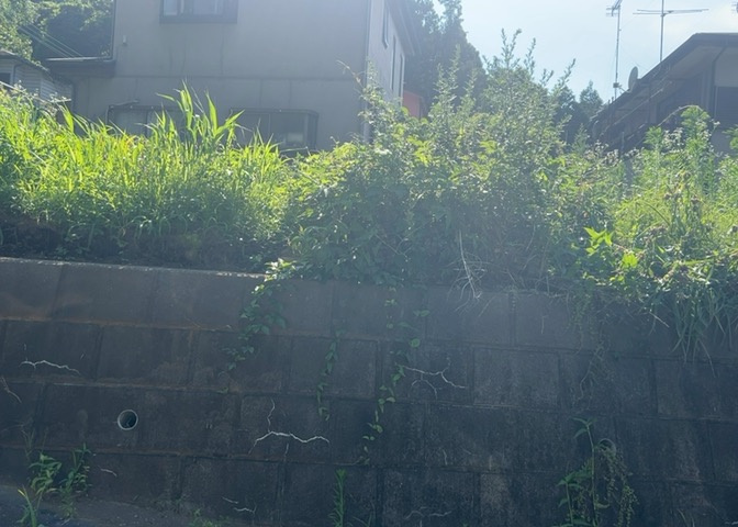 土地の面積＝住宅面積ではありません。建ぺい率の問題などで、土地のある場所によって住宅を建てられる面積は限られています。高さもしかり、「土地」という言葉の中には、建築条件も含まれると考えておきましょう。