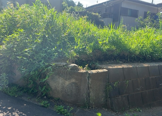 土地購入を検討されている場合、境界杭がない状態で購入してしまうと境界確定測量をする必要があり、費用がかかります。購入の前に、売主、隣土地所有者立ち合いのもと境界を確定し境界杭を設置するのがベストです。