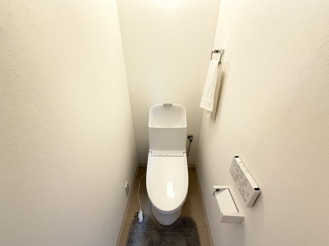 【トイレ】トイレは2025年7月に新調しております。温水洗浄便座付きのトイレになります。