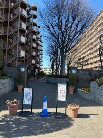 中庭のようになっており小さな公園もあります