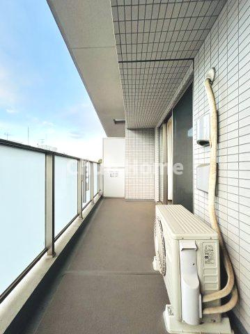 【バルコニー】幅もあって、奥行きもあるゆとりのバルコニー。洗濯物を干したり乾かしたりだけでなく、ただ出てみるだけでも気持ちいいですよ。