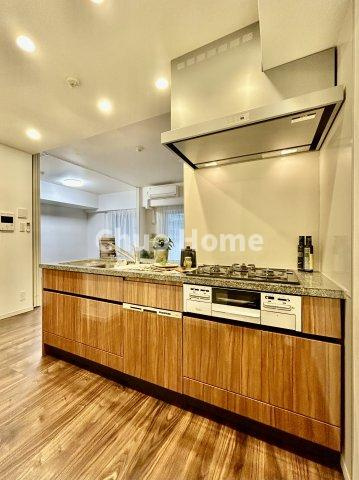 ワイドで収納豊富なシステムキッチン