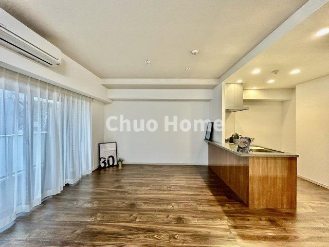 視界に広がりを生むオープンなキッチン。料理や片付けをしながら、家族との会話を楽しんだり、リビングで遊ぶ子どもを見守れます。ご見学時には家具の配置などもイメージしながらぜひご覧になって見て下さい。