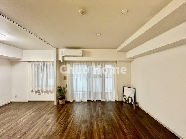 【リビングダイニング】一日の中で多くの時間を過すことになるリビングダイニングだからこそ、いつも穏やかな空間であることが必然。爽やかな通風と採光を存分に感じる事が出来る空間です。