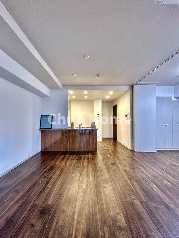 【ダイニング】忙しい朝でも、しっかり家族が揃って食事をして頂けるゆとりある大きさのダイニングスペース。奥様が作る手料理をカウンター越しに受けとって頂き、テーブルで囲む素敵な時間を存分に愉しんで下さい。