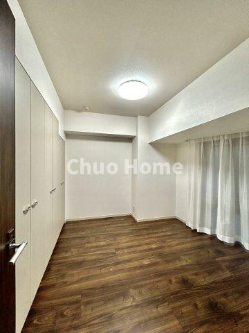 【寝室】心と体をゆったりと安らげる主寝室。寝室のゆとりが大きい分だけ、暮らしの安らぎは深まります。一日の疲れを癒すだけでなく、ご夫婦の親密な語らいを紡ぎ出します