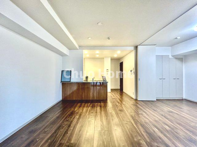 【居間・リビング】「ＬＤＫは家族団らんをデザイン」広いＬＤＫでは家族が集まり一緒の時間を過ごせる工夫がされております。何気ない一日の当たり前のひとコマがいつか一生の宝物になります