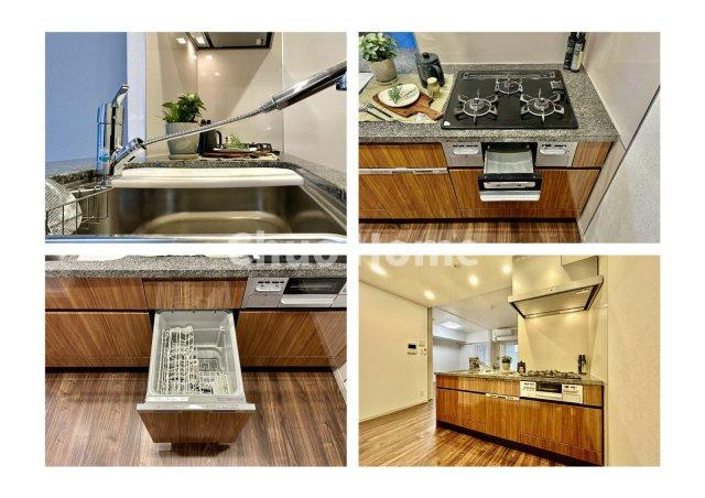 【システムキッチン】ワイドで収納豊富な使い勝手の良いカウンターキッチンには、食洗器や伸縮タイプのキッチン水栓、三ツ口コンロ・魚焼きグリルなどの便利な設備が標準完備されています。