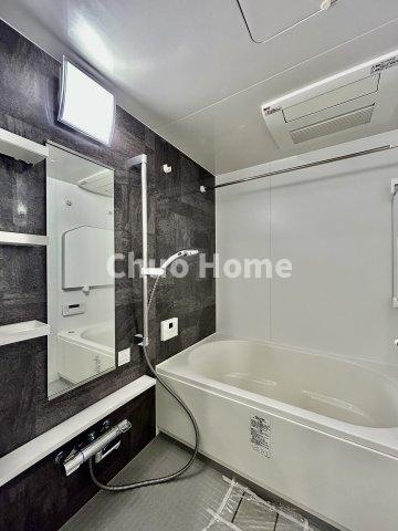 【バスルーム】暖房換気乾燥機付きシステムバスルーム。暖房・冷風・換気・乾燥など、毎日を快適に過ごせるうれしい機能が揃っています。雨の日の洗濯物も安心です。