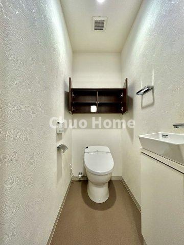 【トイレ】　収納スペースをしっかりと確保した温水洗浄便座機能付きトイレ。温水洗浄便座は清潔にお使いいただくための大切なアイテムです。