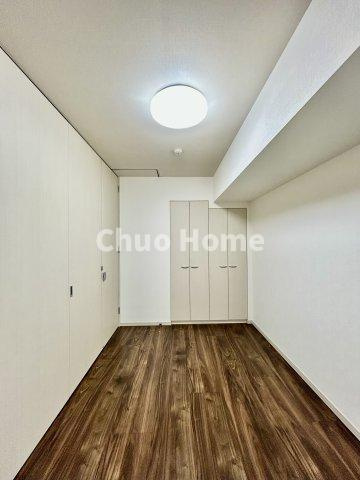 【洋室】快適に過ごす条件は、一人ひとり違います。だからこそ飾り過ぎないシンプルな内装と偏り過ぎないデザインで統一しております。居住していく中でオーナー様だけの【マイホーム】に創り上げて下さい