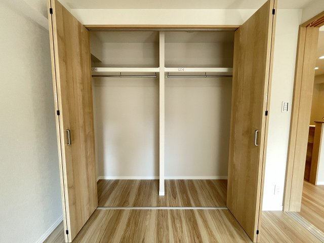 仕切りのあるクローゼットは、収納棚を追加しなくても、綺麗に整理整頓出来ます。　