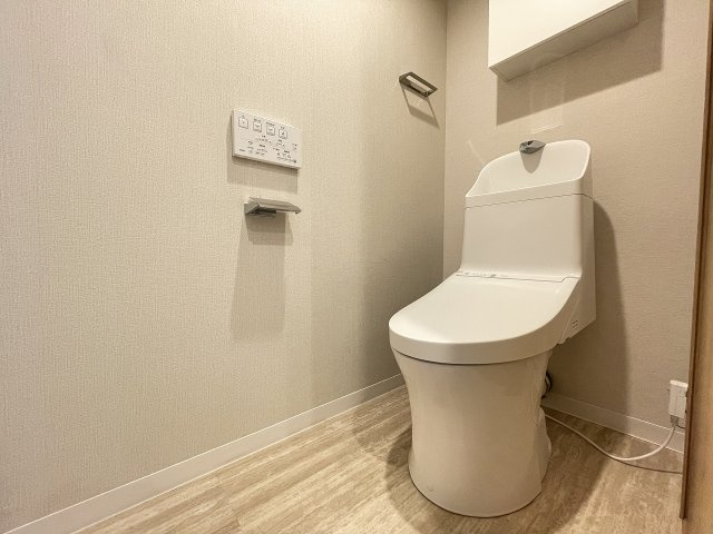 温水洗浄便座付きの清潔感あるトイレは、落ち着いた空間に。　