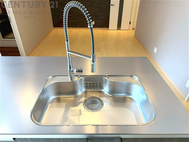 大きなシンクでお鍋などの大きな調理器具を洗う際にも便利です。　