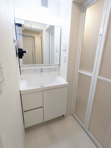 洗面化粧台は収納付き三面鏡タイプです。