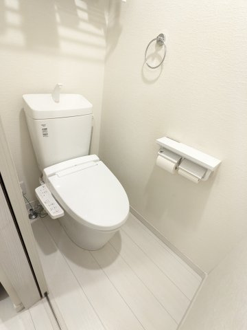 トイレは洗浄暖房機能付きです。