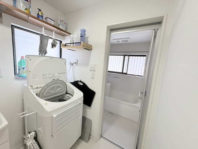 洗濯機置場と浴室が近く、家事動線の良い設計です。コンパクトながらも使いやすく、日々の洗濯や身支度もスムーズに行えます。窓もあり自然光が入るため、明るく清潔感のある空間となっています。