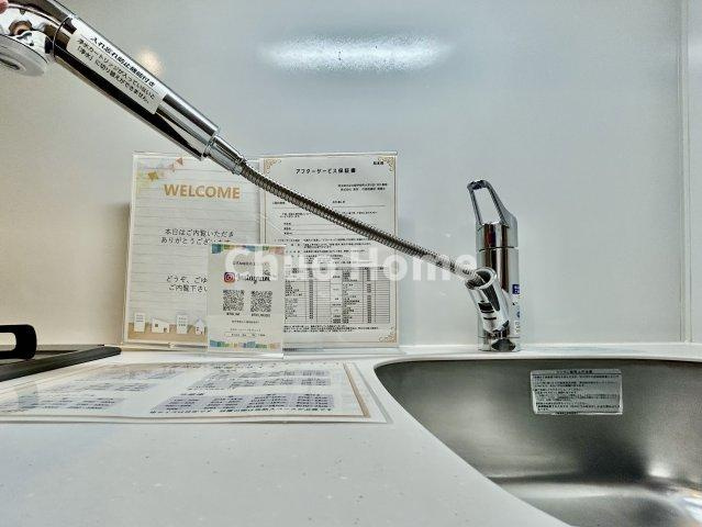 【キッチン水栓】キッチン水栓はシャワーヘッドが伸びますのでシンクの隅々まで届きます。【三ツ口コンロ】奥様に好評な三ツ口コンロと魚焼きグリルです。