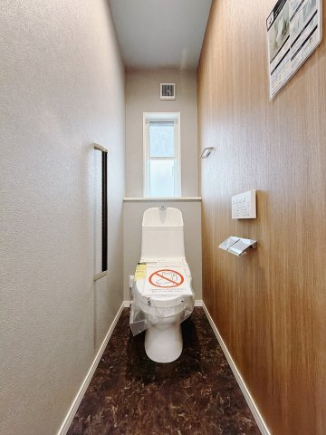 ■トイレ｜1階、2階にもトイレをご用意しております♪窓付きなので常に換気もでき、綺麗保てます♪