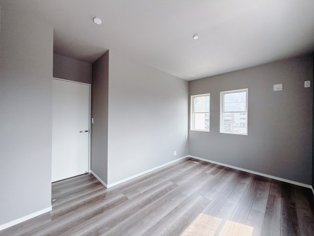 ■2階洋室｜お洒落なアクセントカラーが入っているので、シックな雰囲気になっております。落ち着いた雰囲気で夜はよく眠れそうですね