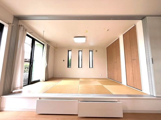 子供の遊び場・昼寝スペースとして利用できる畳コーナー有り！