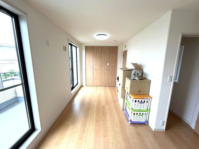 2つの窓から自然光が入り込むため部屋全体が明るく開放感があります。※家具・小物はディスプレイになります。