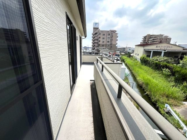 広々とした南面のバルコニーは洗濯物をたくさん干せて良く乾きます！