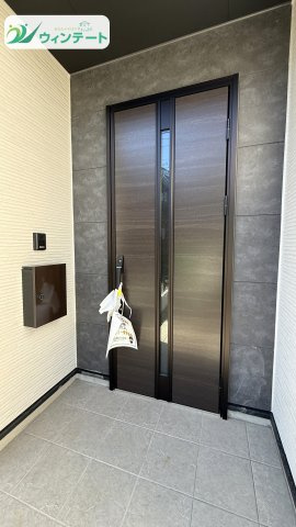 玄関ドアのウッド調アクセントがいい味を出しています♪