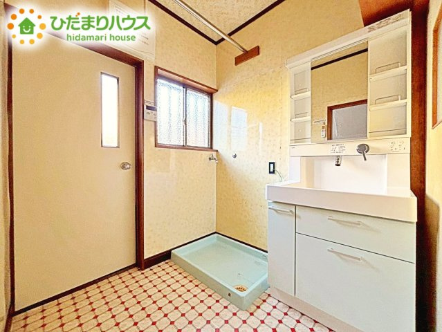 ゆったりとした洗面所で、忙しい朝の支度もストレスなくできますね♪