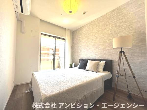 落ち着いたグレーのアクセントクロスが印象的な洋室。収納も完備されており自分時間を快適に過ごせます。