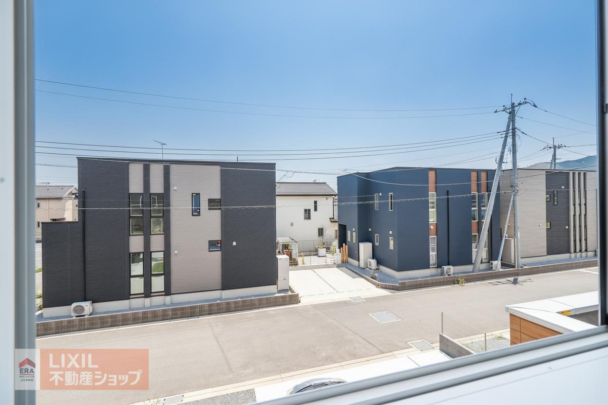 【建物からの眺望】現地完成写真。バルコニーからの景色。十分な間隔が確保されております。