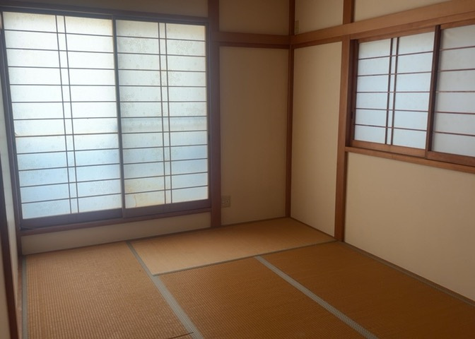 寝室でゆっくりと過ごすためにはベッド周りの適度な空間を担保することや窓の位置、照明の明るさ、寝室の広さなどを考える必要があります。自身や家族の構成とライフスタイルに併せて寝室にする部屋を選びましょう！