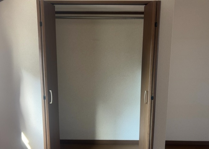 デザイン性を重視しすぎて収納が少なかった！なんてことにならないため、事前に現地で収納の数を確認しておくことをお勧めします。クローゼット以外にも床下収納や屋根裏収納、パントリーなどもチェックしましょう。
